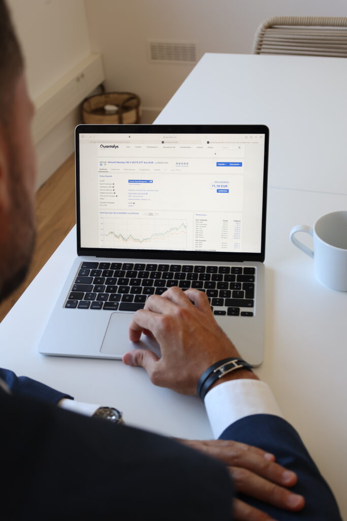 Ordinateur rendez-vous client ONDAREA GESTION PRIVÉE - Cabinet de gestion de patrimoine basé à Biarritz